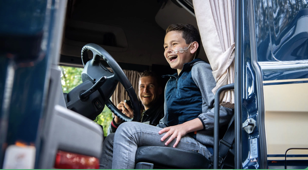 Een kind lachend in een bus